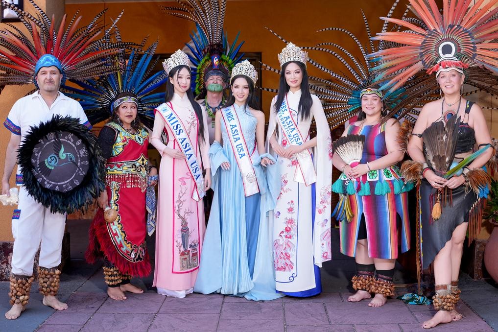 5-cac-hoa-hau-trinh-dien-bst-cua-ntk-vtg-chup-hinh-luu-niem-cung-cac-nghe-si-bieu-dien-1780827627.jpeg