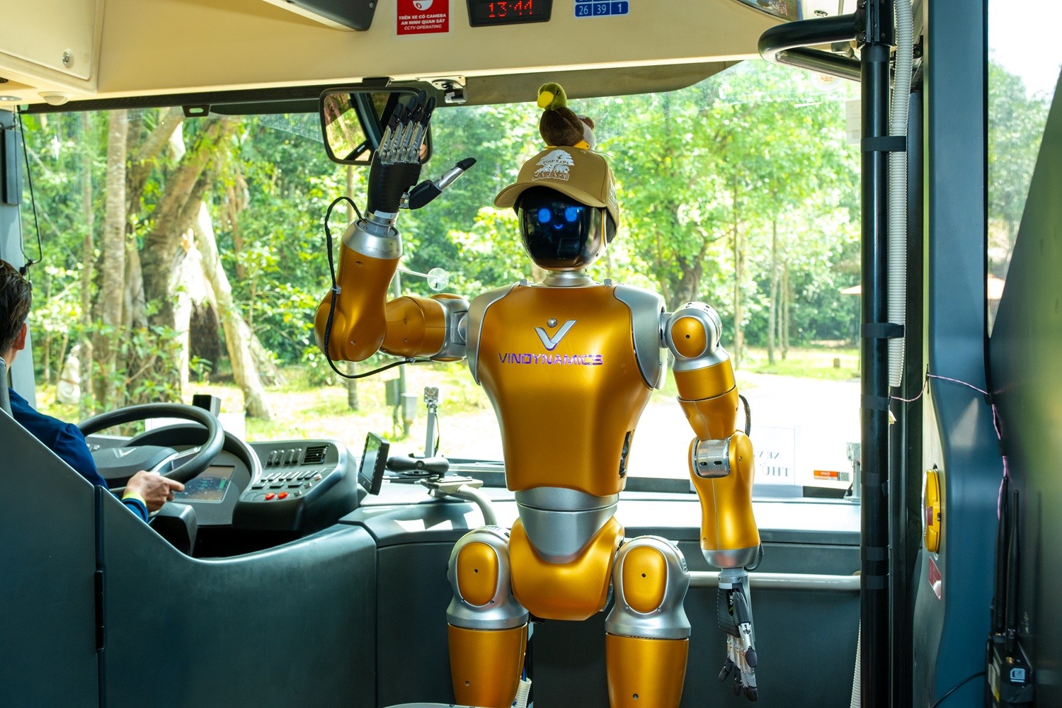 a2-robot-hinh-nguoi-dyno-dang-truc-tiep-thuyet-minh-mot-cach-hom-hinh-ve-cac-loai-dong-vat-1782114670.jpg