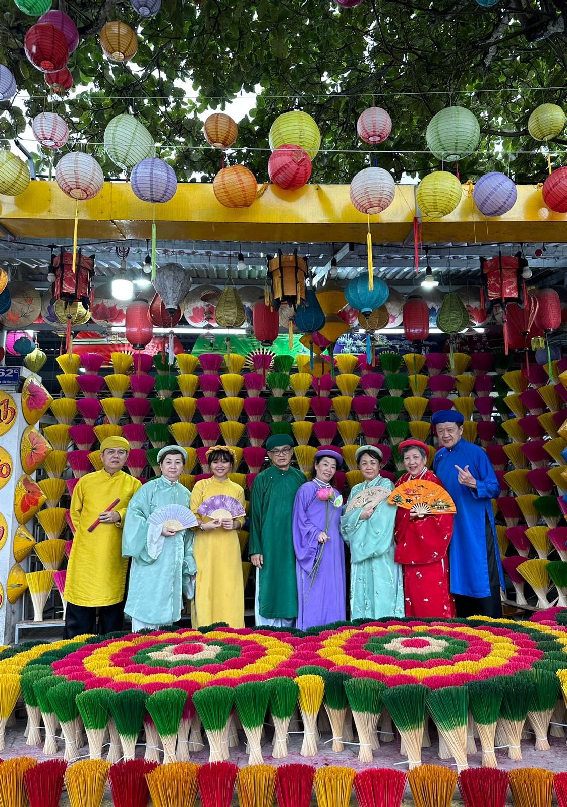 khach-nuoc-ngoai-chup-ao-dai-1782721286.jpg