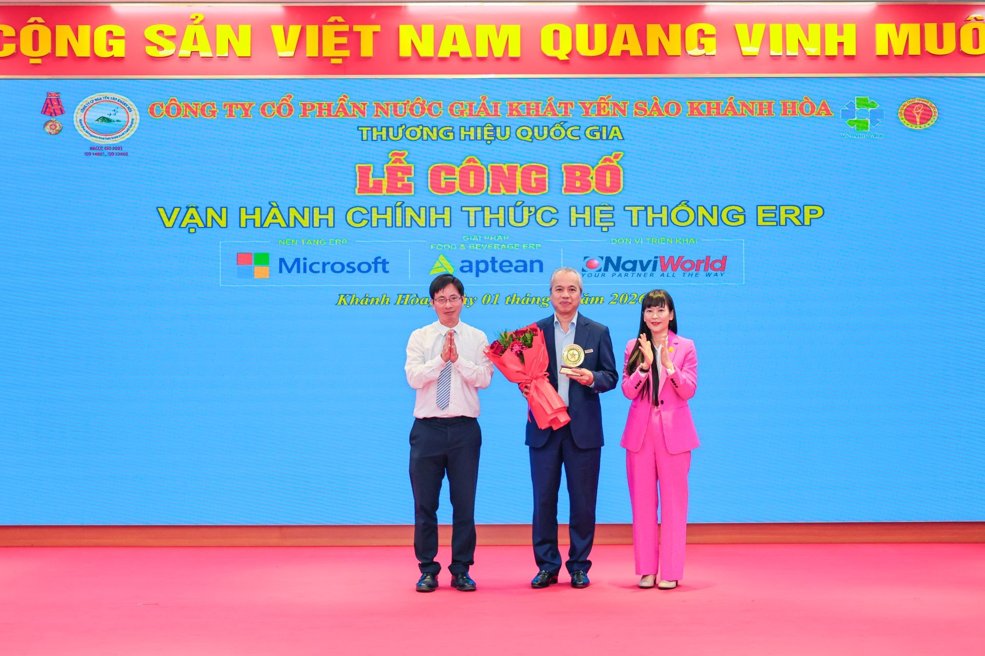 lanh-dao-so-khoa-hoc-va-cong-nghe-va-cong-ty-tnhh-nha-nuoc-mot-thanh-vien-yen-sao-khanh-hoa-tang-hoa-cho-don-vi-thuc-hien-du-an-1782922035.jpg