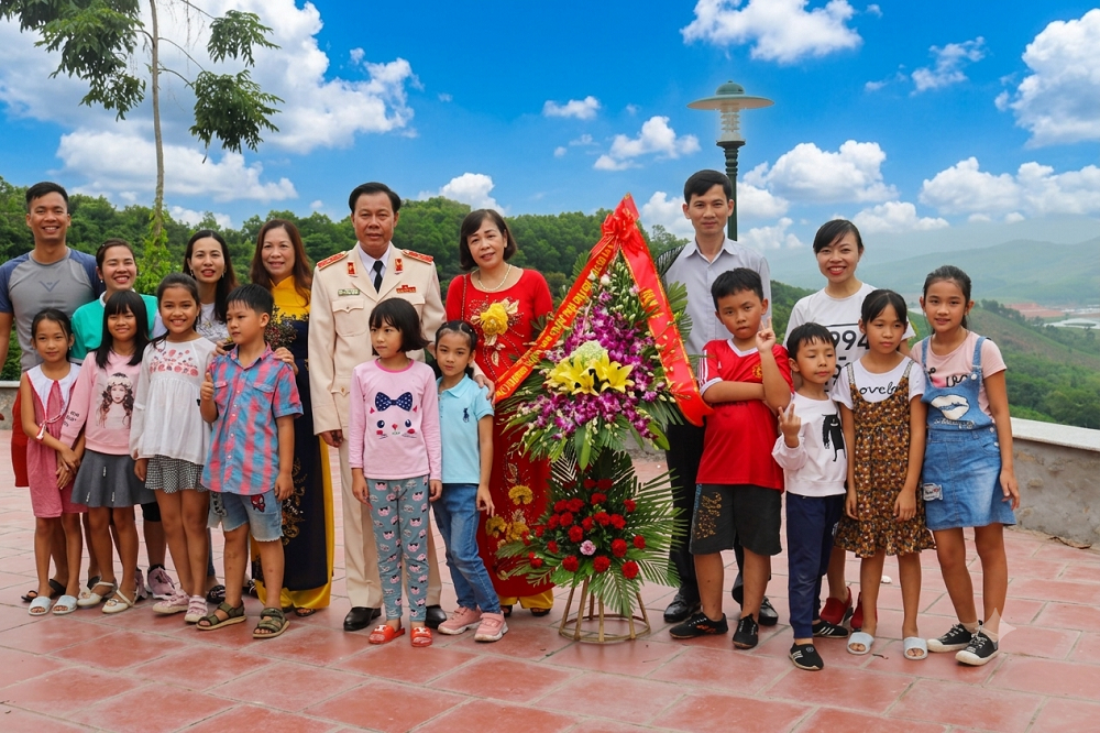 hau-due-cua-cac-cu-lao-thanh-cm-thanh-lap-chi-bo-dang-dau-tien-o-dia-phuong-hien-tang-500-cay-dua-de-trong-tai-di-tich-nui-hua-1785686530.png