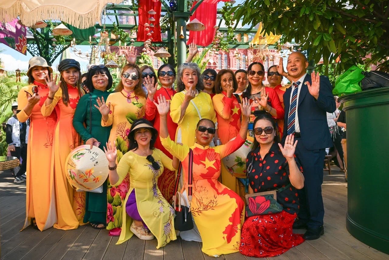 anh-3-du-khach-viet-trai-nghiem-dich-vu-mice-tai-moscow-co-the-ket-hop-tham-quan-va-hoa-minh-vao-nhung-su-kien-le-hoi-van-hoa-tai-trung-tam-thu-do-1785983613.JPG