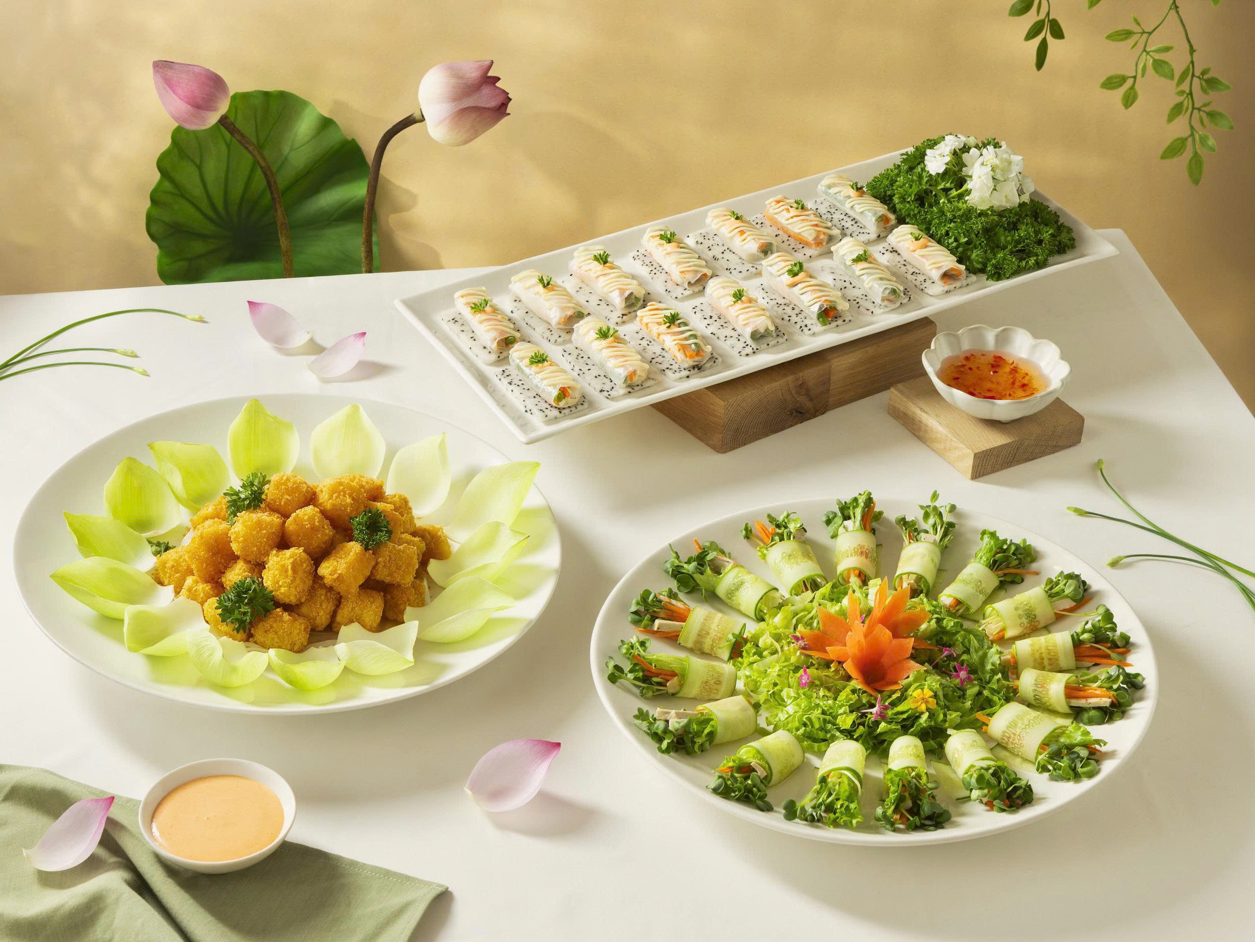 h01-hinh-anh-cac-mon-salad-dua-leo-sot-xanh-goi-cuon-tam-sac-va-banh-sua-chien-1786437472.jpg
