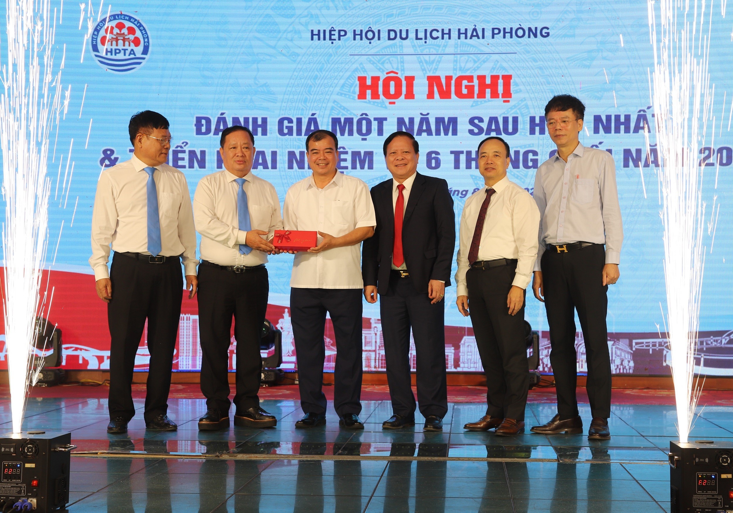 tang-qua-pct-thanh-pho-1786886958.jpg