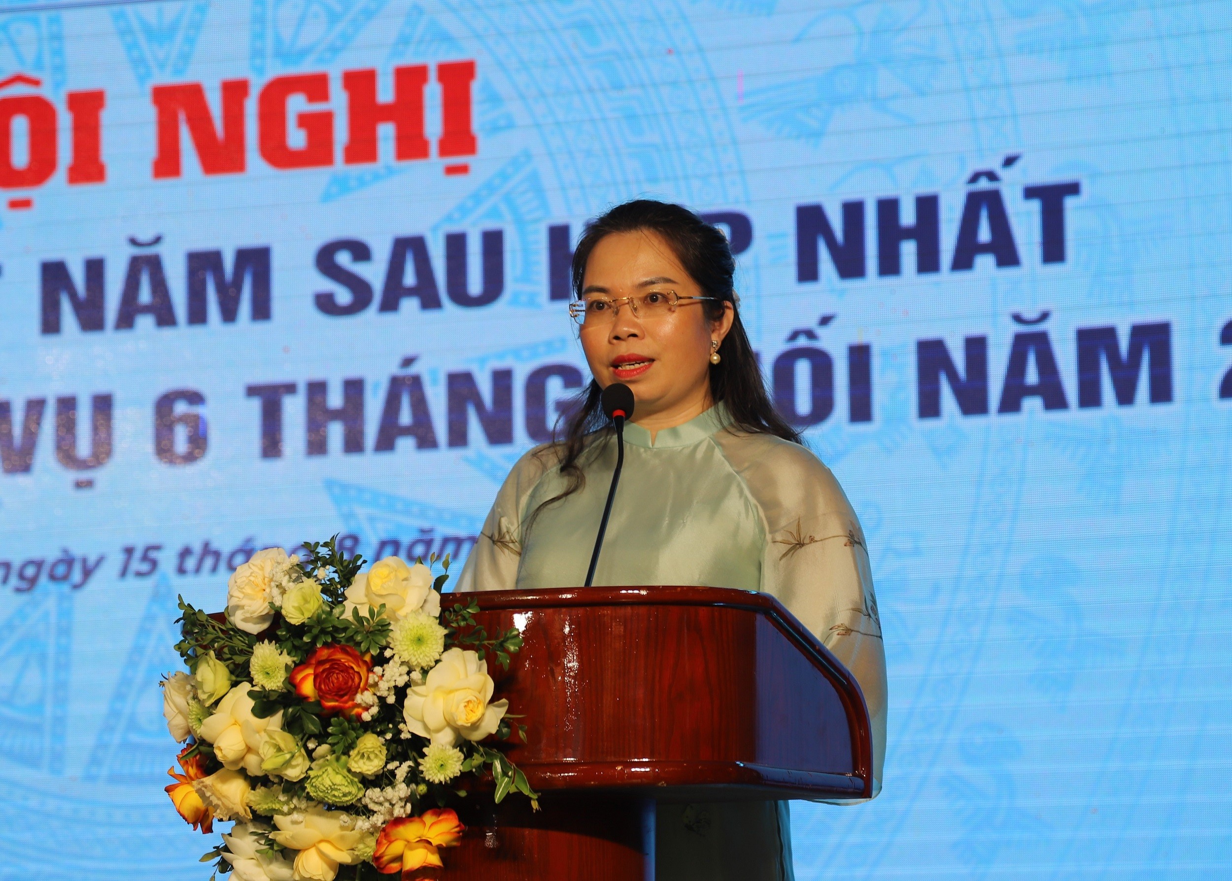 tham-luan-gai-1786886846.jpg