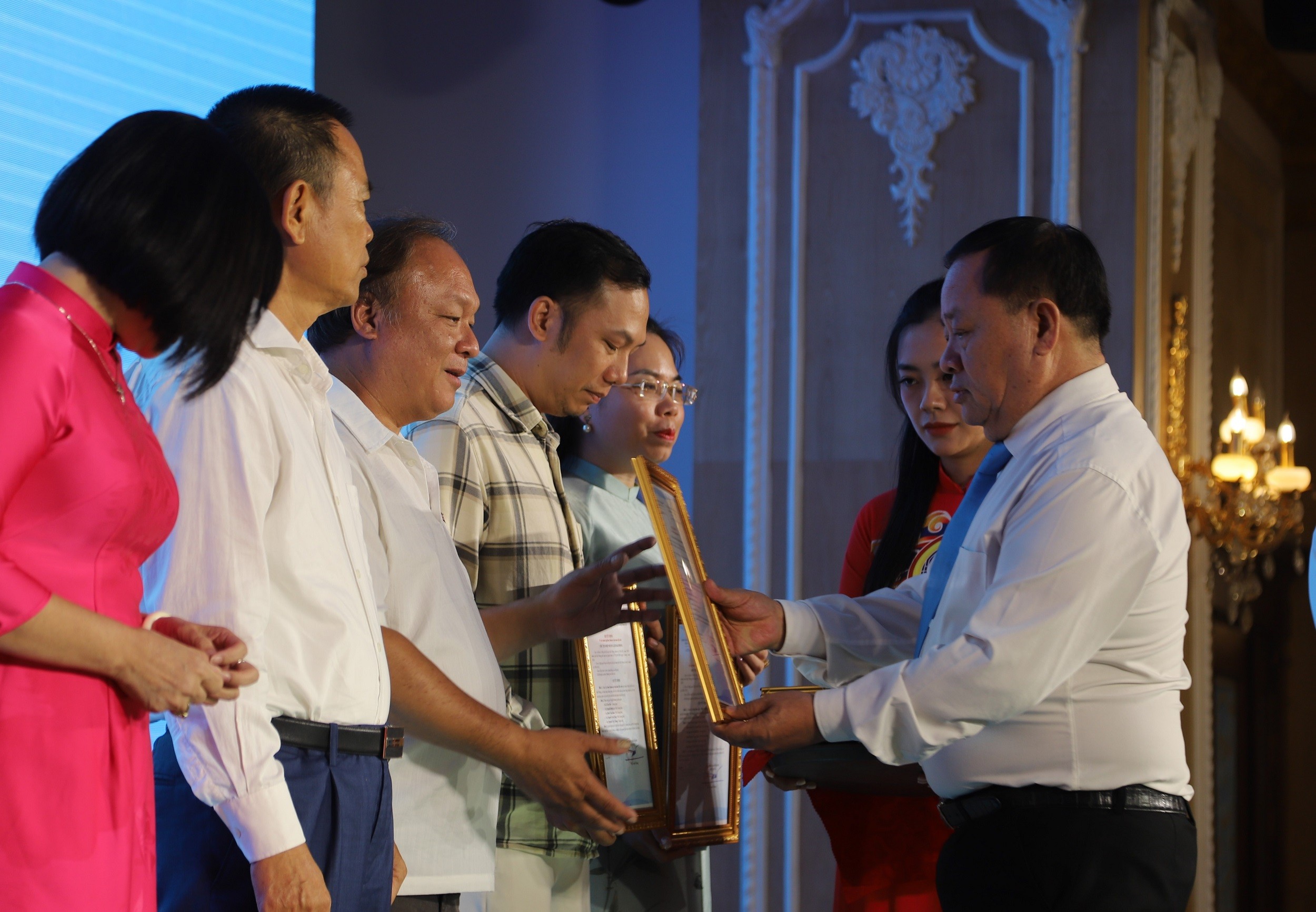 ong-xo-trao-quyet-dinh-1786974799.jpg