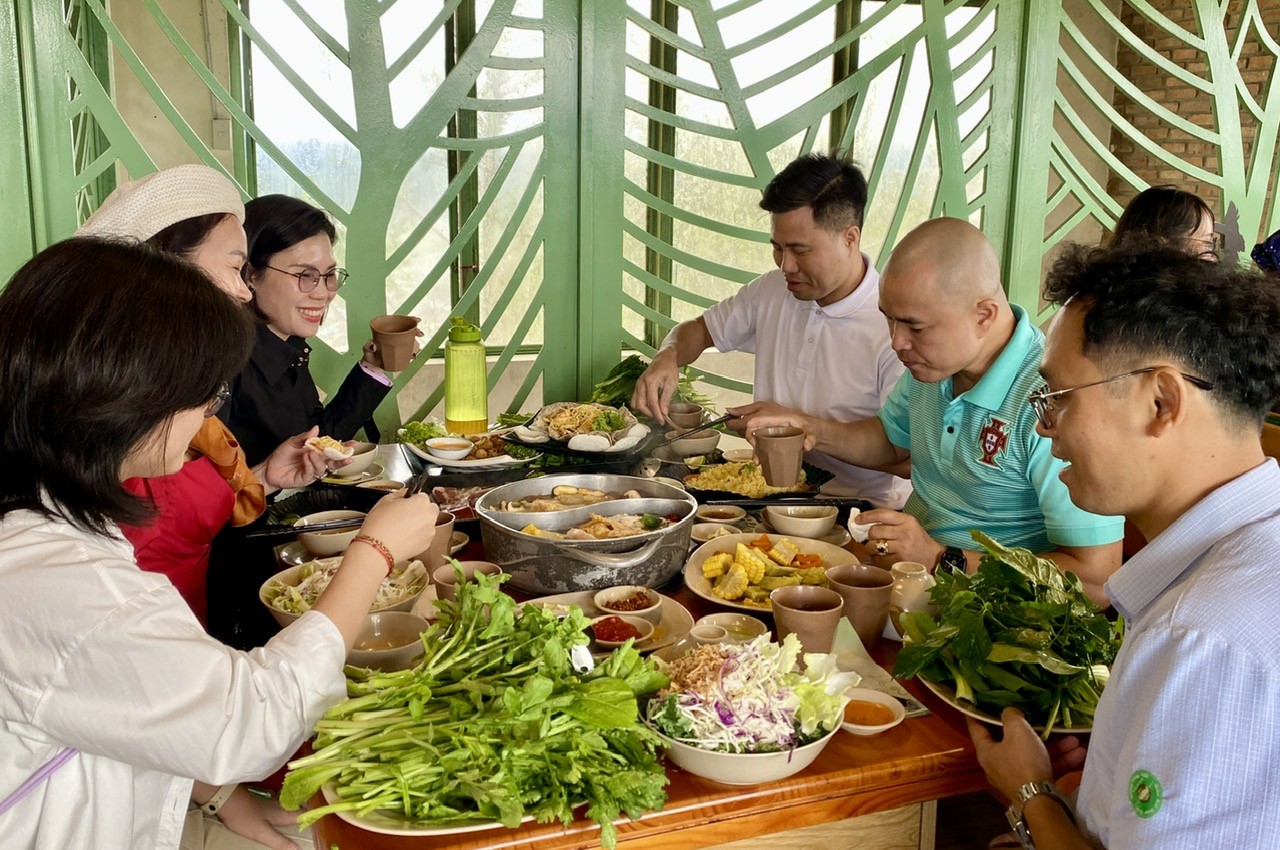 fam-lau-rau-1787404193.jpg