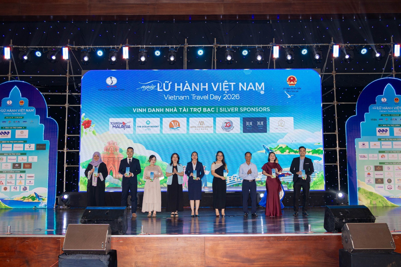 1-ngay-lu-hanh-viet-nam-cxtdl-malaysia-nhan-vinh-danh-tu-btc-1787651726.jpg