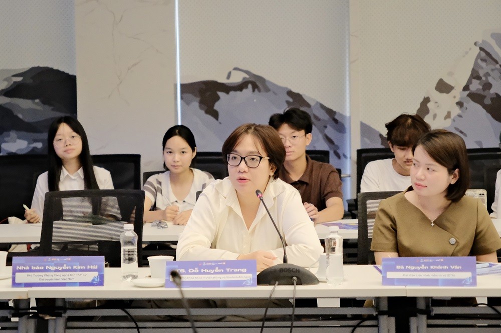 co-do-huyen-trang-phat-bieu-1787743186.JPG