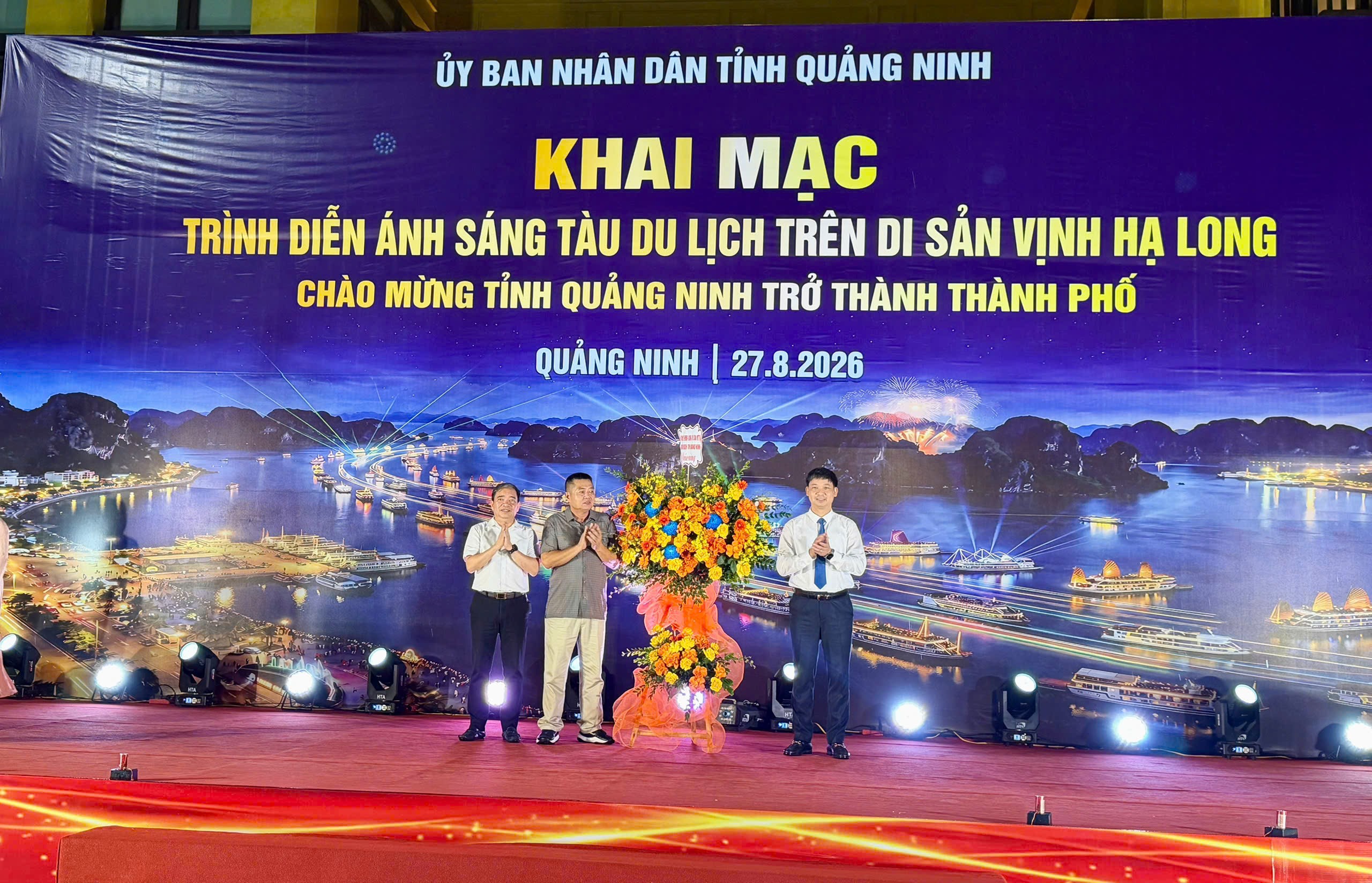 lanh-dao-tinh-qn-tang-hoa-chuc-mung-1787894293.jpg