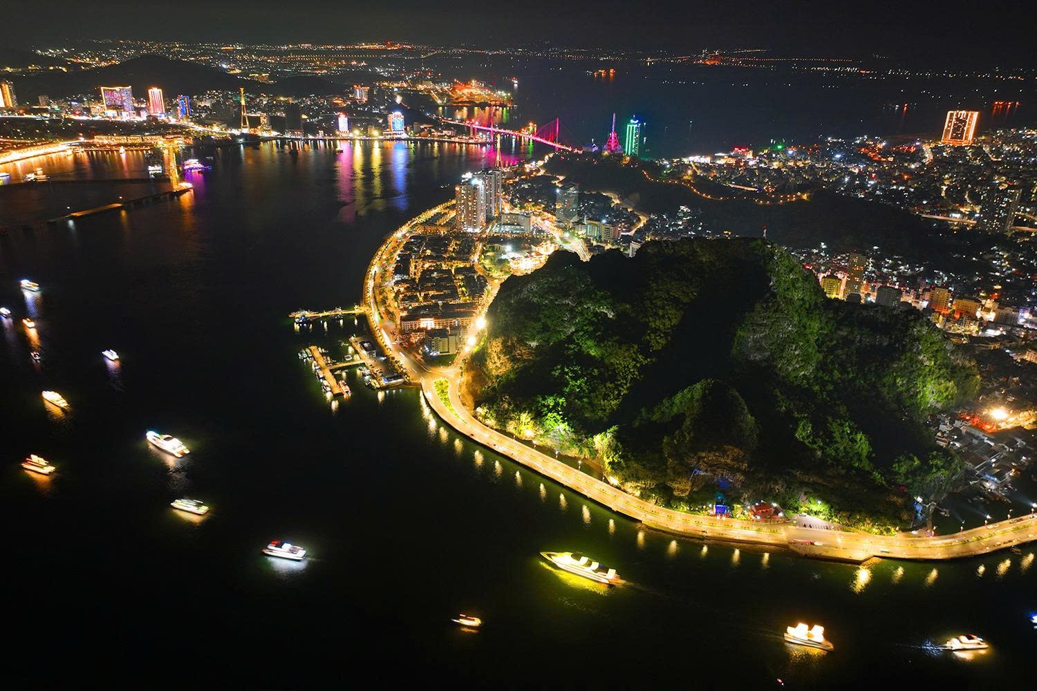 quang-canh-ha-long-dem-30426-1788001016.jpg