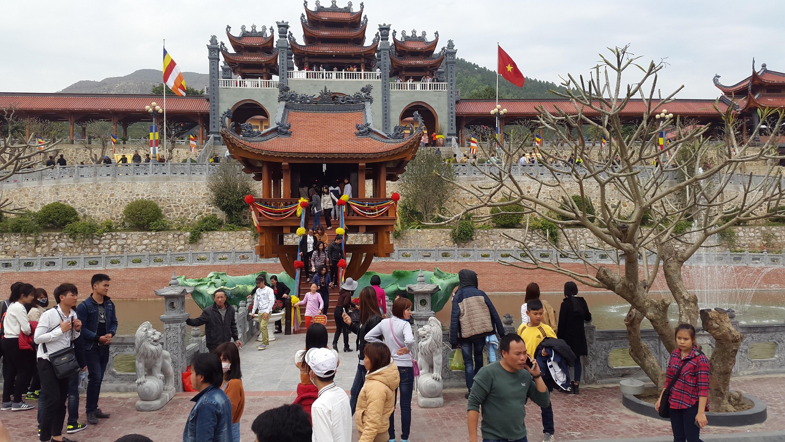day-do-bien-chua-thanh-cho-chua-ba-vang-tuyet-nhien-khong-co-hang-quan-khong-co-nguoi-an-may-an-xin-do-dai-1788349337.jpg