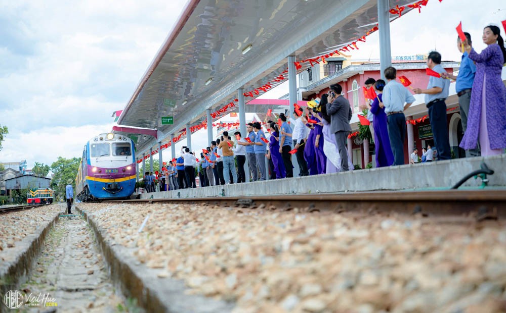 huetourism-quang-tri-hue-vnr-chinh-thuc-khai-truong-doan-tau-co-do-hue-phong-nha-hanh-trinh-di-san-the-gioi-2-1788459511.jpg
