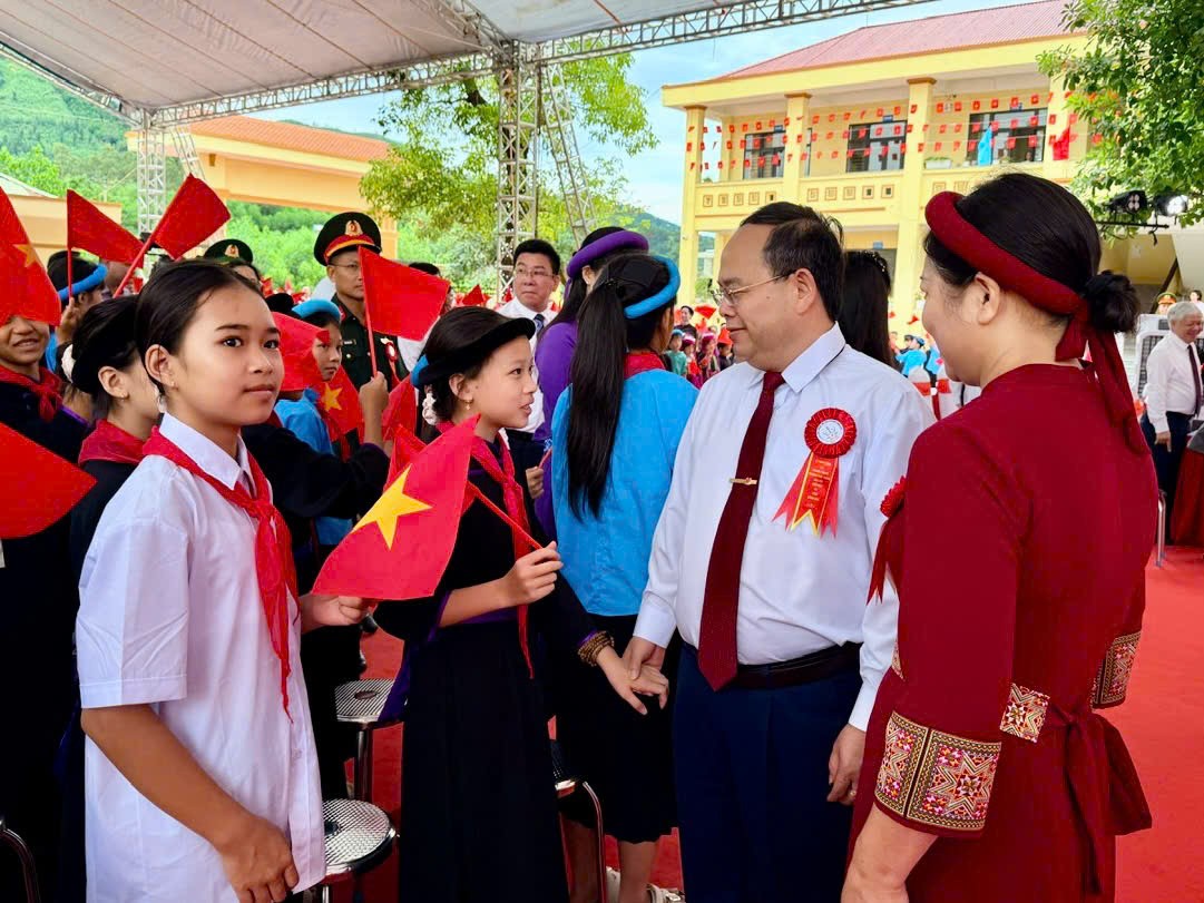 lanh-dao-tham-hoi-hs-1788612869.jpg