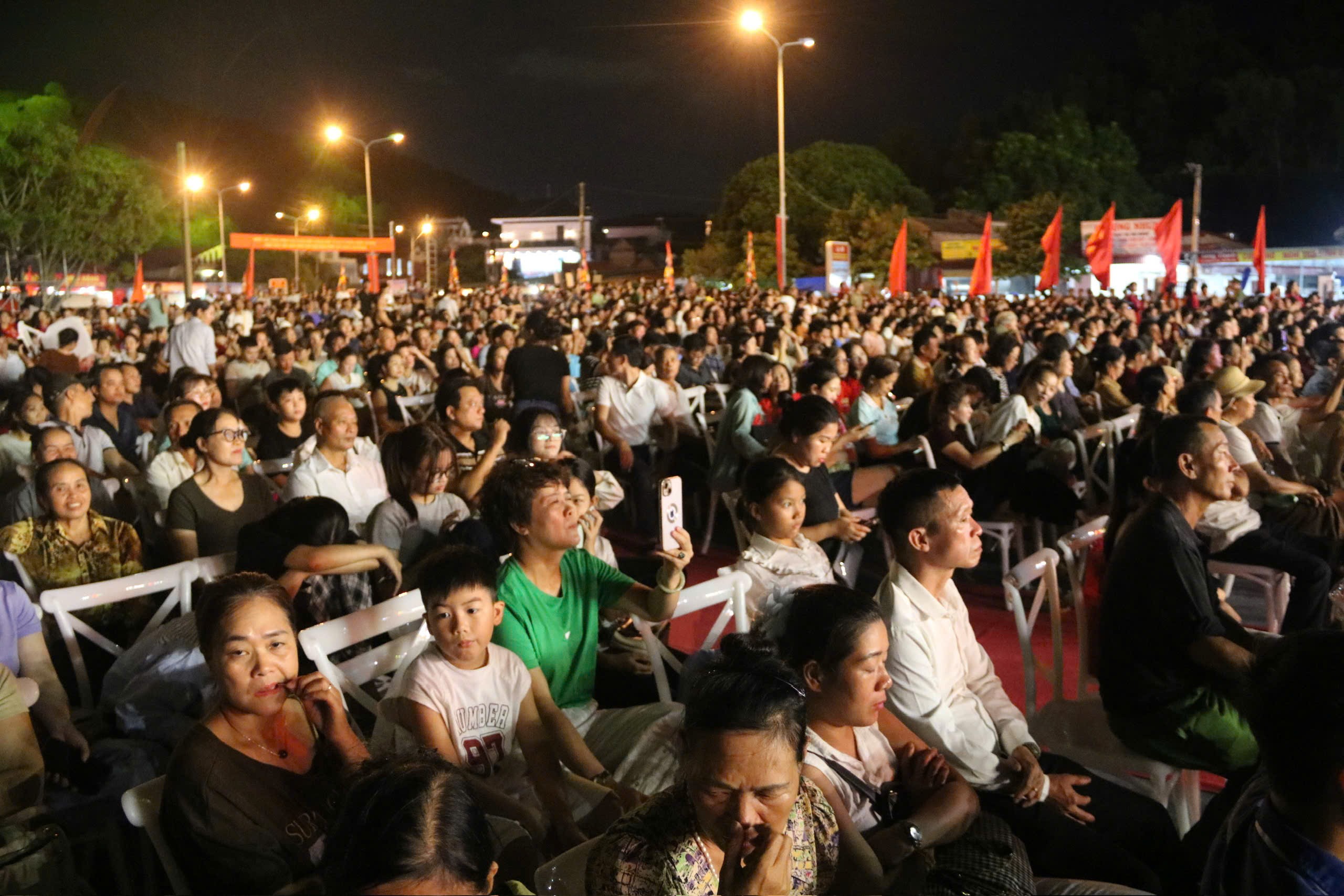 nhan-dan-va-du-khach-den-du-1790481297.jpg