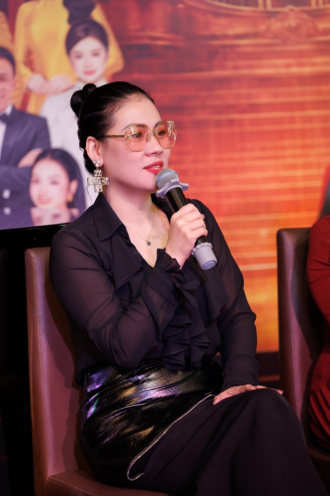 dao-dien-san-khau-ngoc-cham-1790814428.jpg