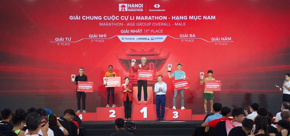 trao-giai-chung-cuoc-cu-ly-marathon-hang-muc-nam-1791113105.jpg