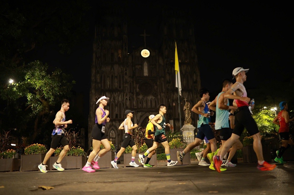 vdv-chay-qua-nha-tho-lon-ha-noi-1791112695.jpg