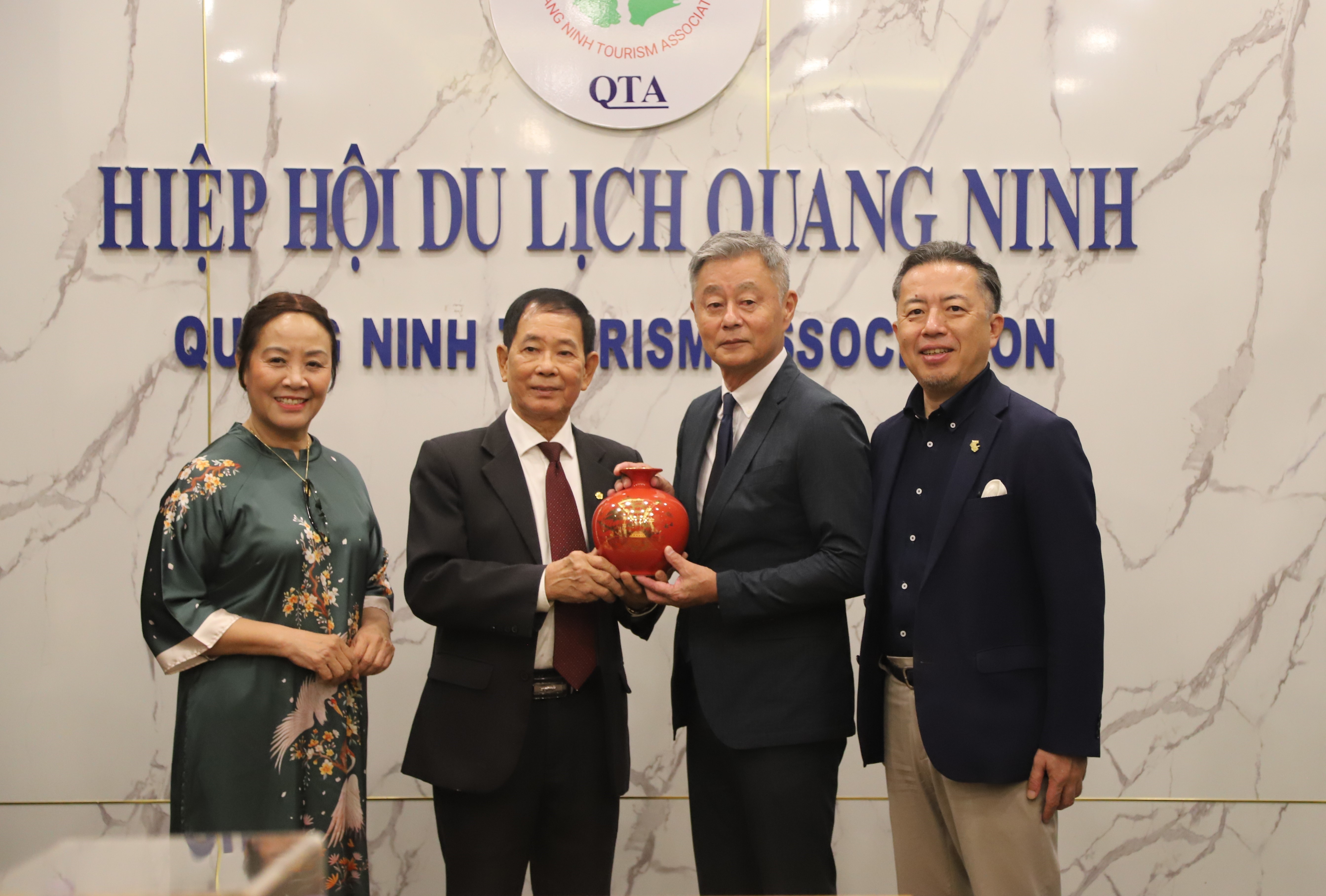 bon-nguoi-tang-qua-may-anh-1791816432.jpg