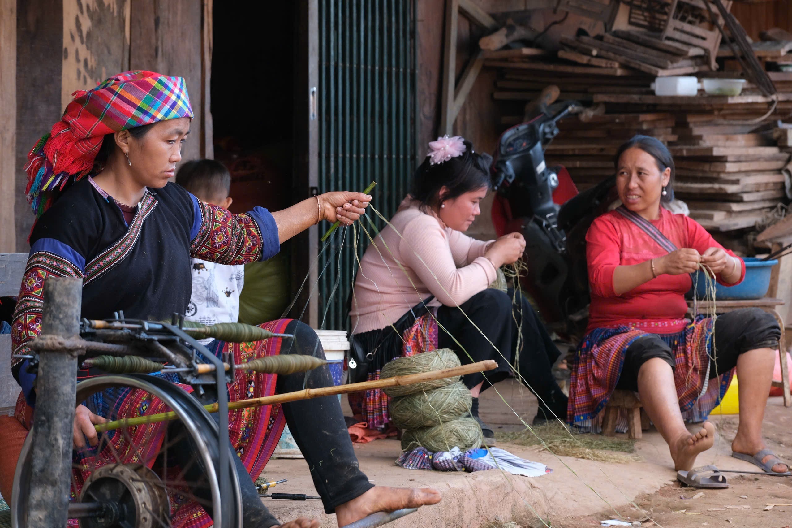 gia-dinh-chi-lo-thi-sang-nguoi-mong-o-thon-dao-cu-nha-xa-lao-chai-nhieu-the-he-van-gin-giu-nghe-det-lanh-1791885591.jpg