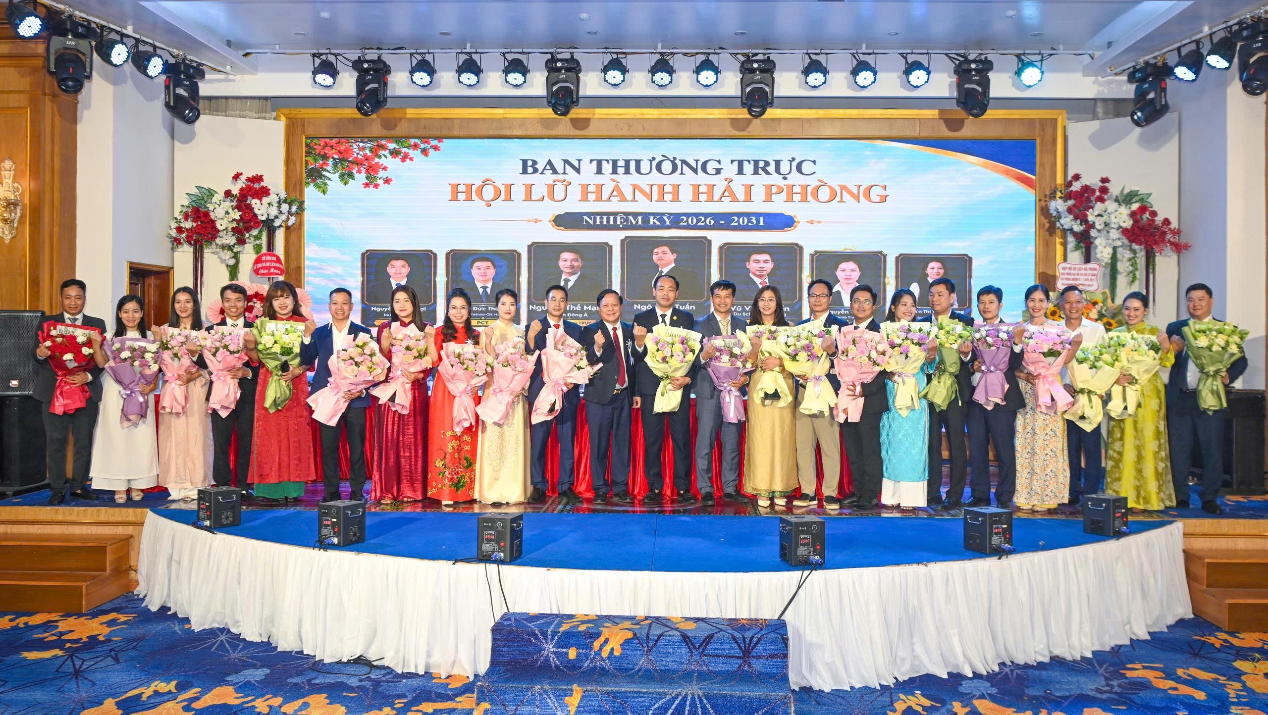 ban-chap-hanh-ra-mat-1793235702.jpg