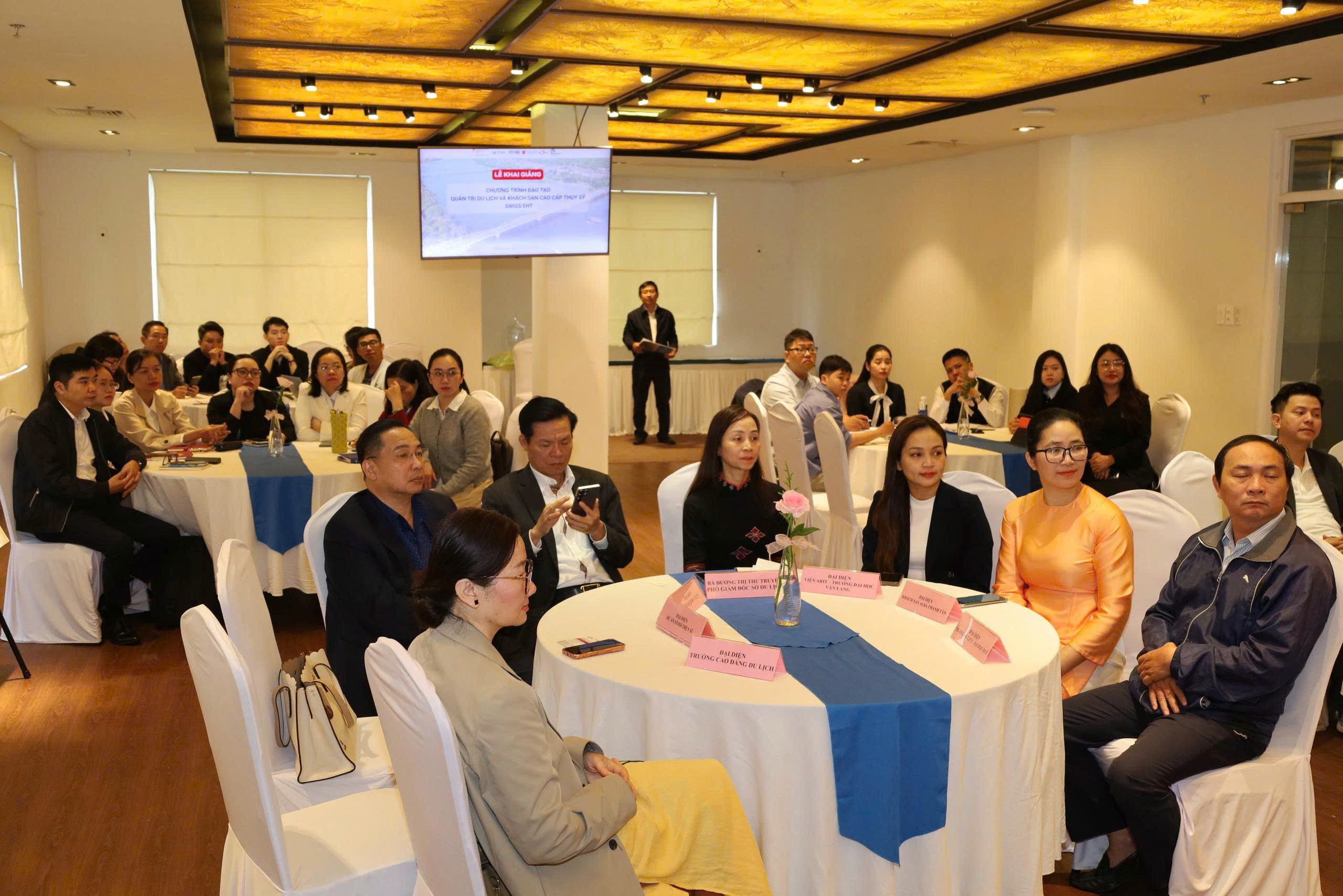 Khai giảng lớp đào tạo quản trị du lịch – khách sạn theo chuẩn Thụy Sĩ tại Huế