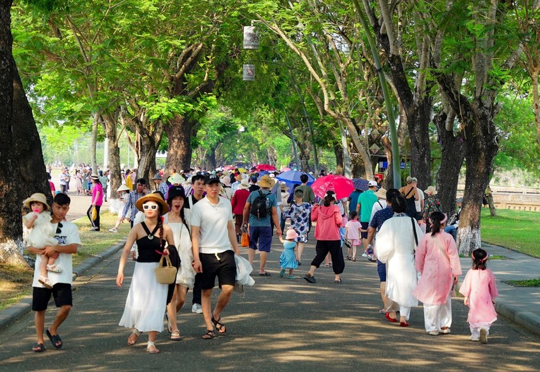 khach-du-lich-den-hue-dong-1747923699.jpg
