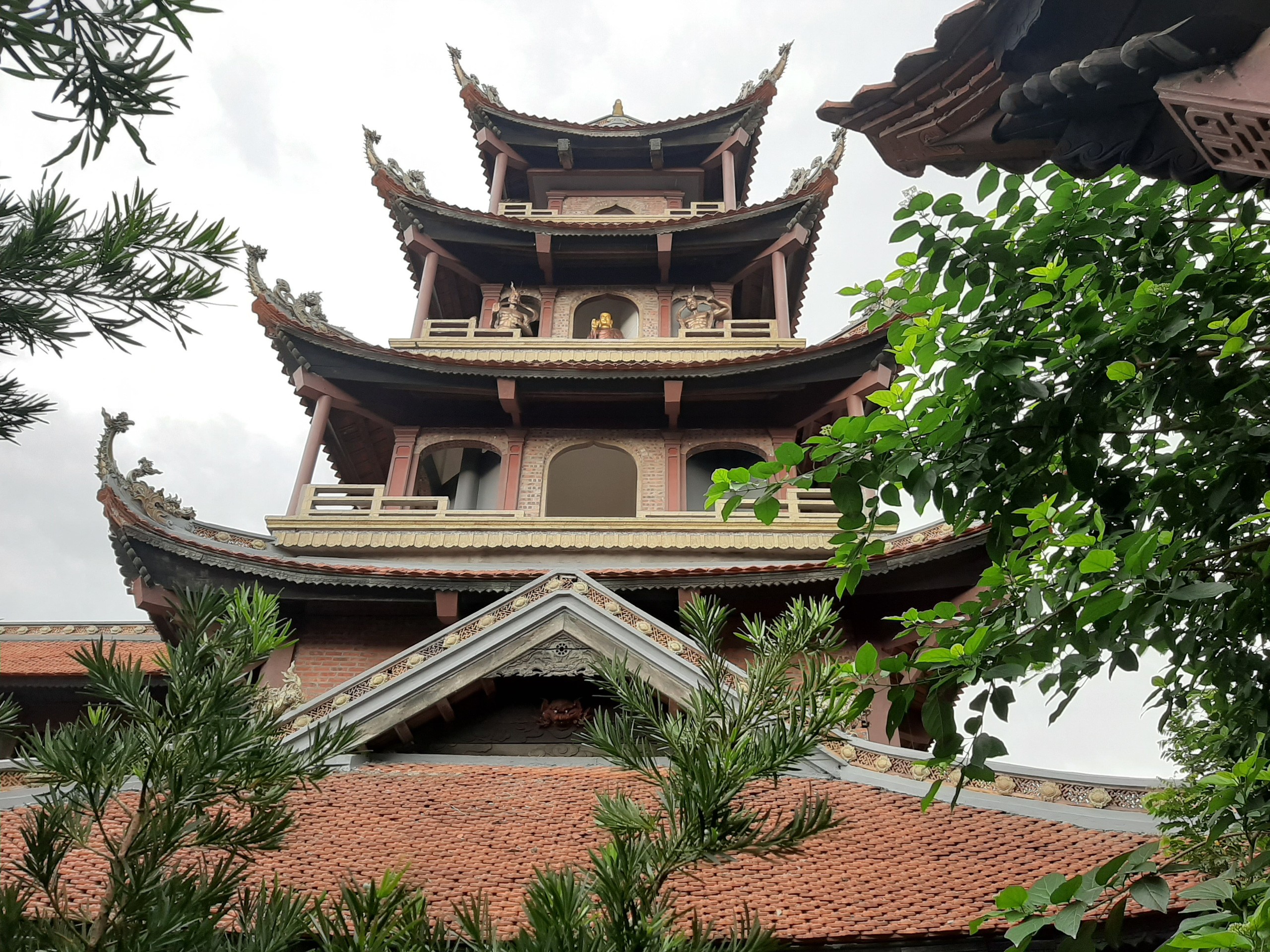 Ngỡ ngàng trước vẻ đẹp độc đáo của ngôi chùa gốm sứ ở Bát Tràng