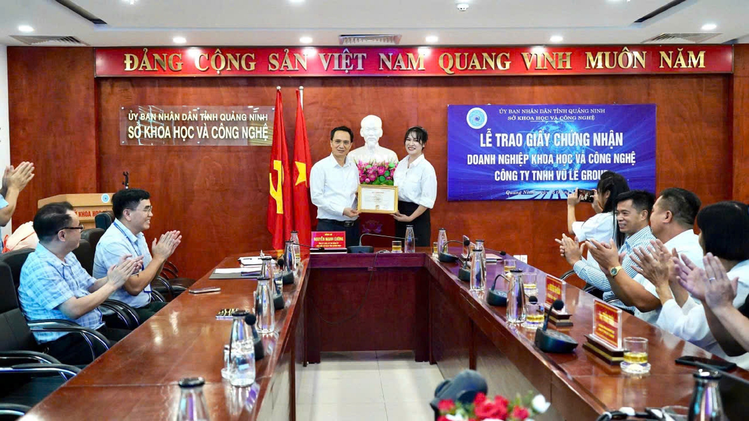 trao-giay-chung-nhan-doanh-nghiep-khoa-hoc-va-cong-nghe-2-1785856284.jpg