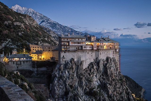 Núi Athos - nơi duy nhất trên Trái Đất cấm sự hiện diện của phụ nữ