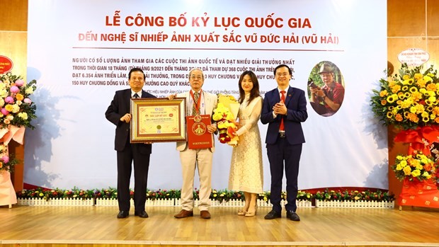 Nghệ sĩ nhiếp ảnh xuất sắc Vũ Hải xác lập kỷ lục Việt Nam với 1.128 giải thưởng