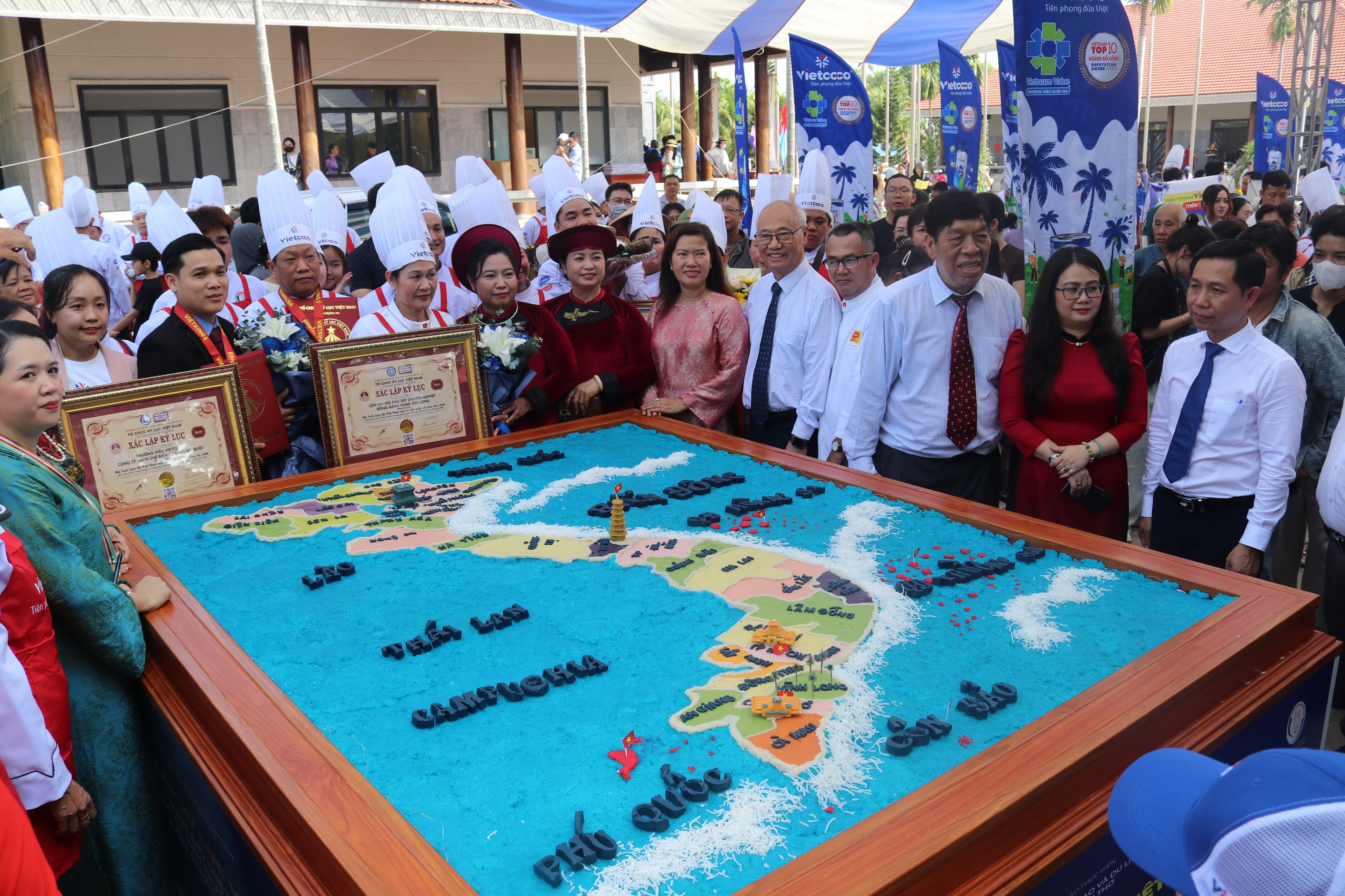 Cần Thơ xác lập kỷ lục “Bản đồ Việt Nam” từ xôi nước cốt dừa lớn nhất Việt Nam