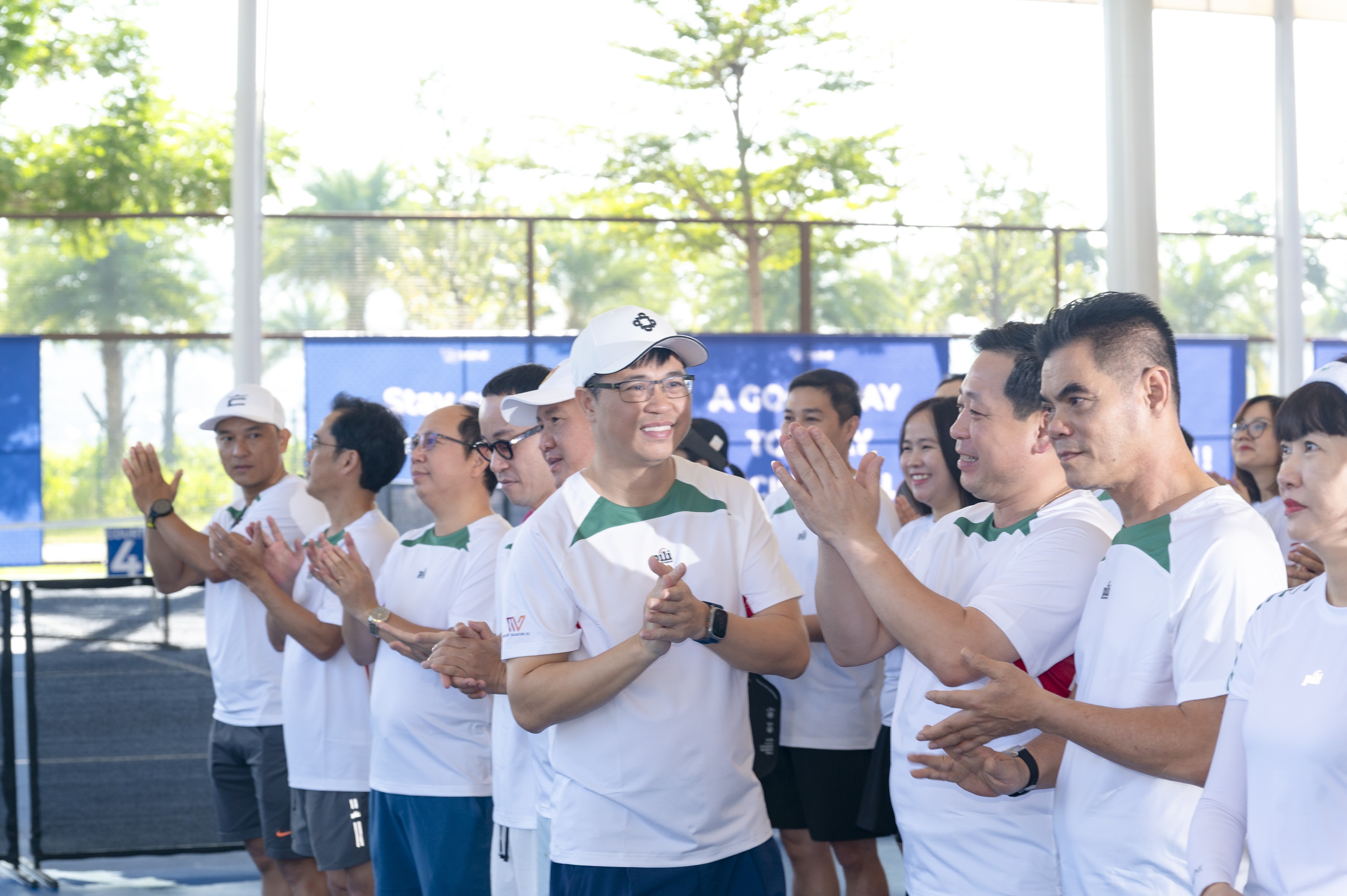 cac-van-dong-vien-tham-du-le-khai-mac-1761395759.jpg