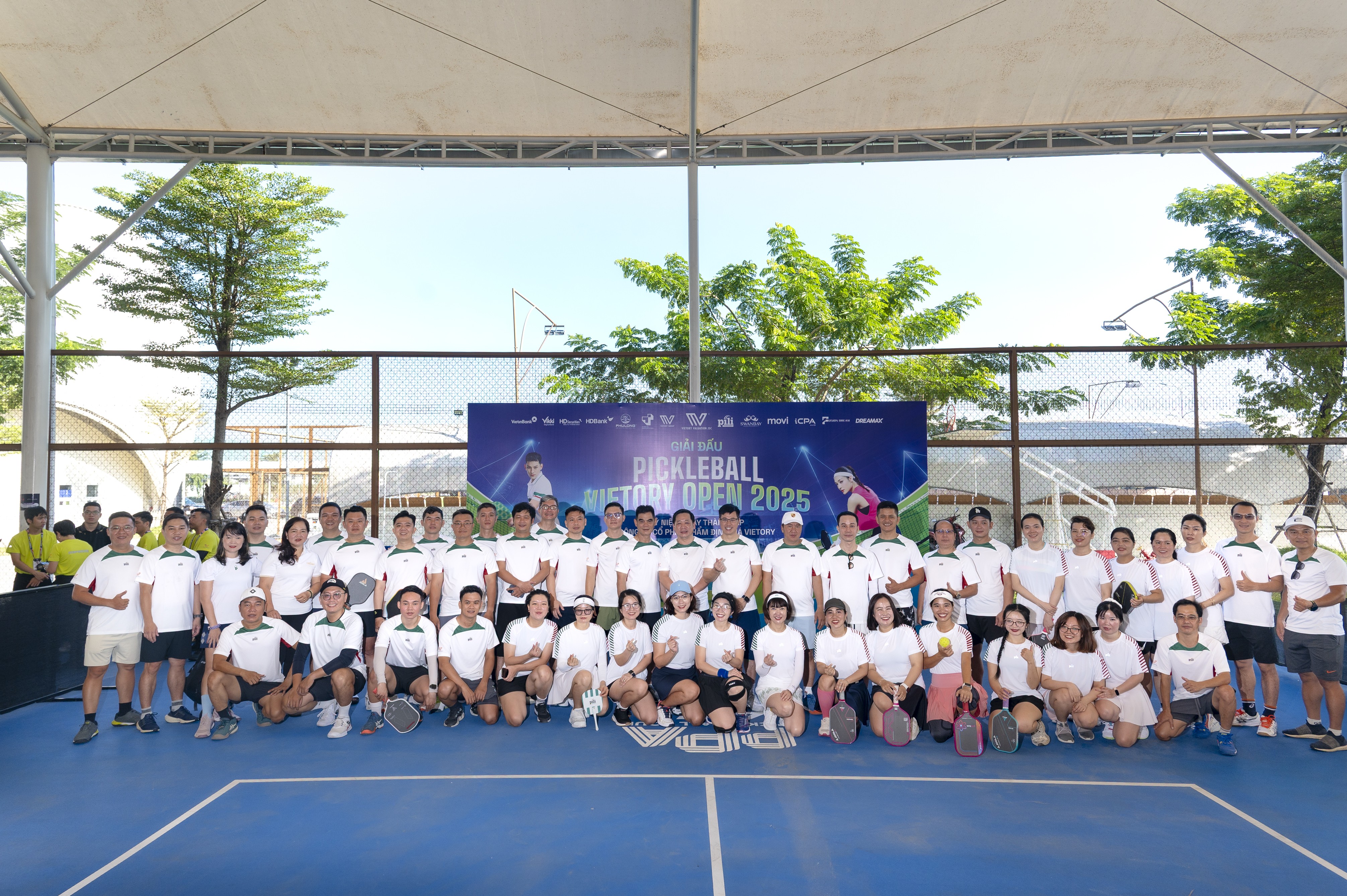 toan-the-cac-vdv-tai-buoi-le-khai-mac-1761395384.jpg