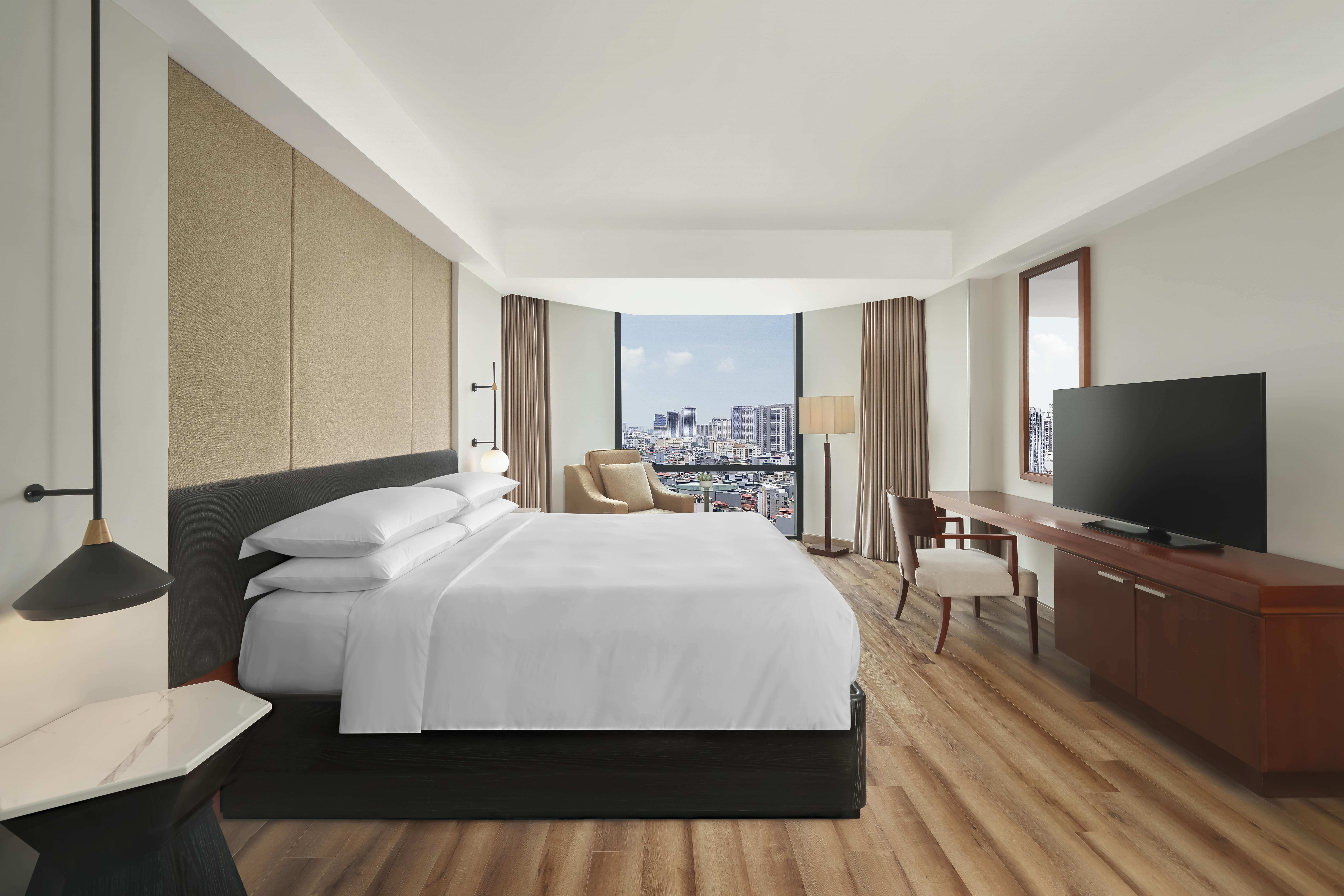 hansw-junior-suite-bedroom-with-city-view1-1721725682.JPG