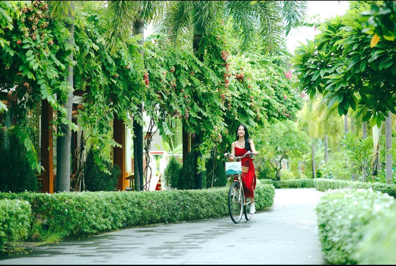 Đạp xe dọc sông và khám phá những con đường yên bình là cách thú vị để cảm nhận nhịp sống chậm của Hội An.