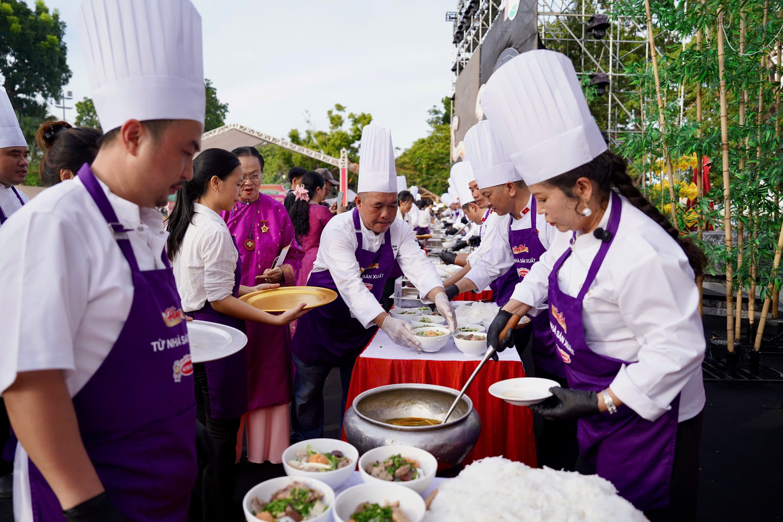 300 tô bún bò cùng lúc xác lập Kỷ lục Việt Nam, Huế khẳng định vị thế Kinh đô Ẩm thực