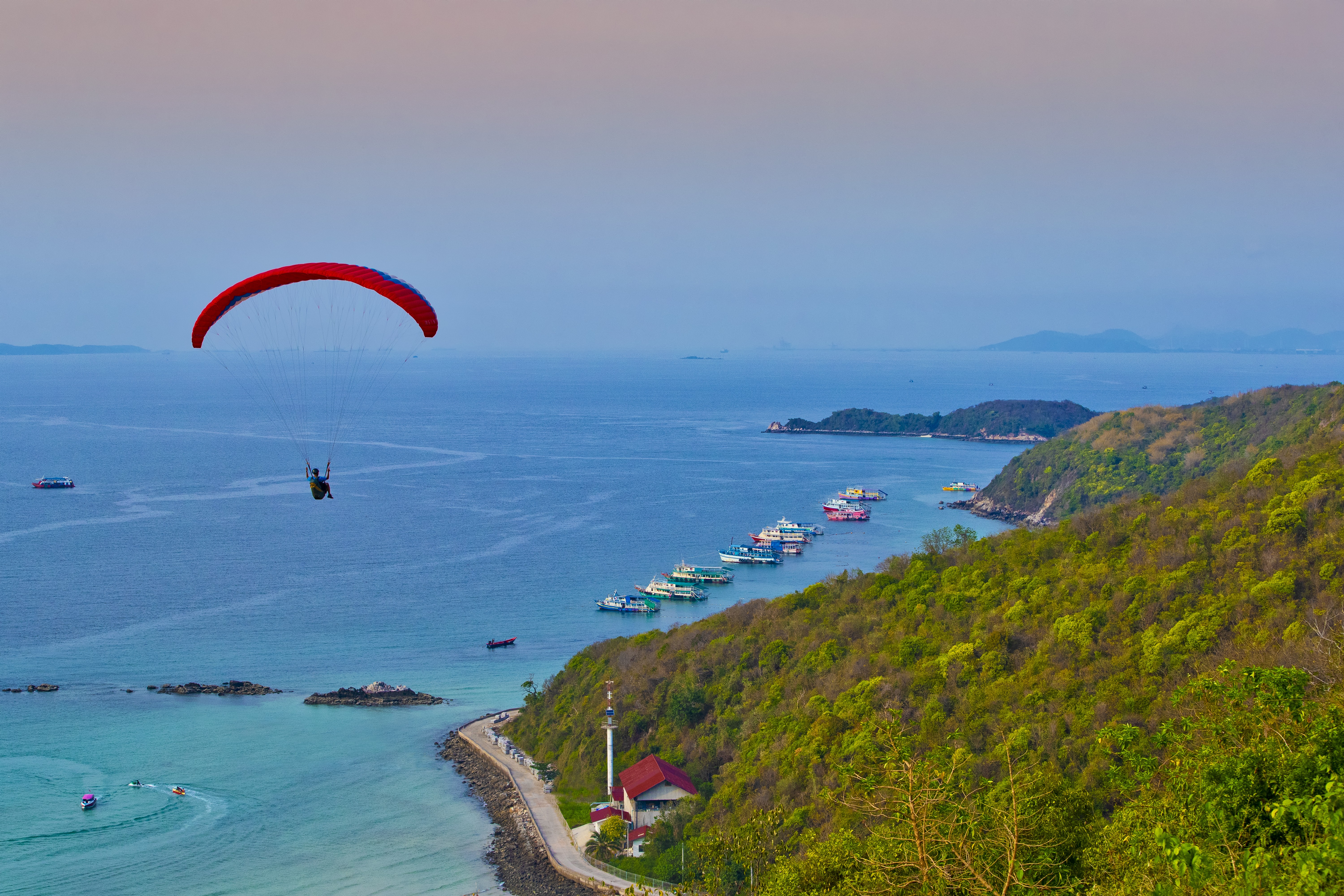 chon-buri-dao-koh-larn-pattaya-trai-nghiem-du-thuyen-catamaran-va-cac-hoat-dong-the-thao-bien-giua-khung-canh-nhiet-doi-1781706619.jpg