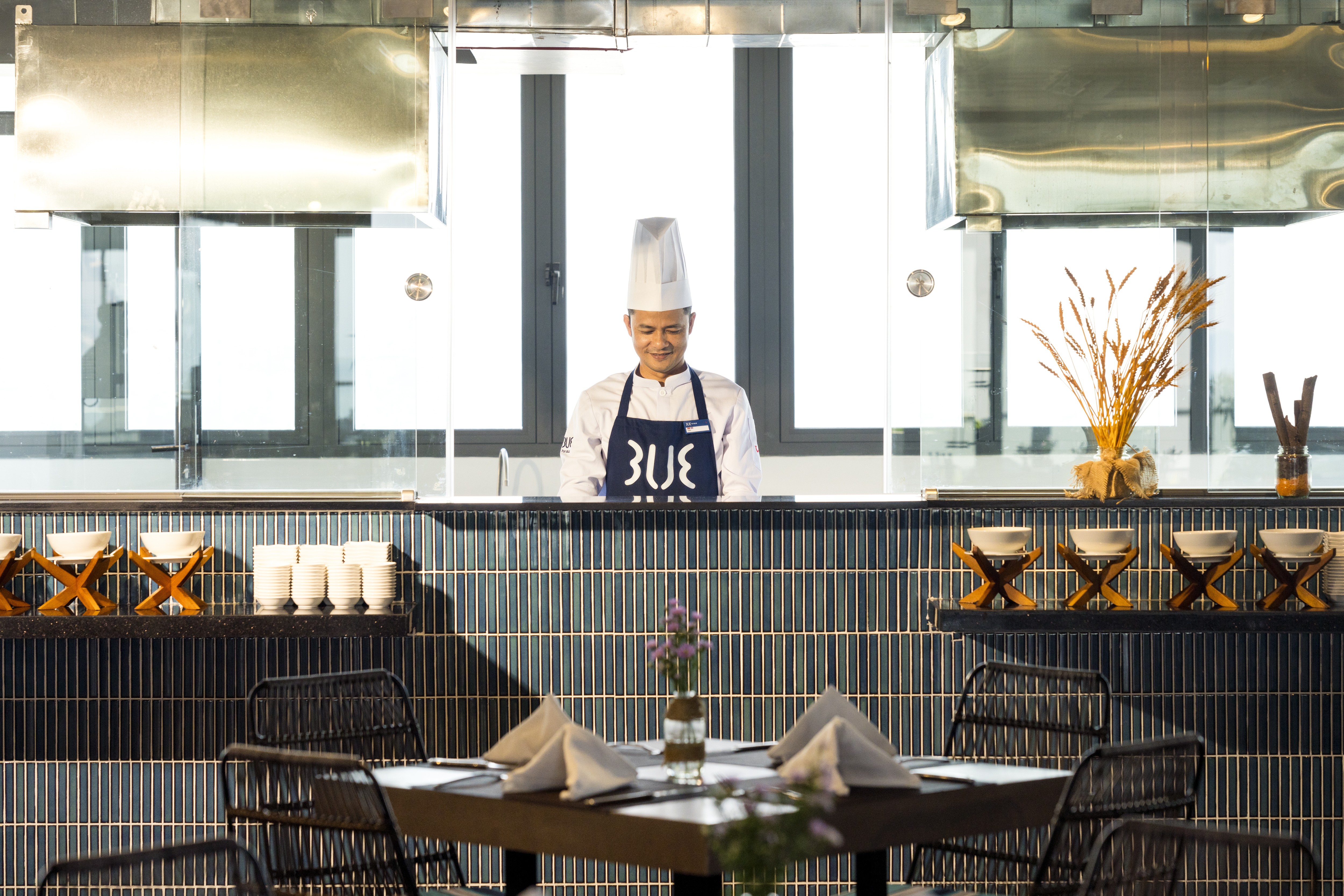 acc-ac127891082-tb-nhatrang-therestaurant-staff-055-1787372578.jpg