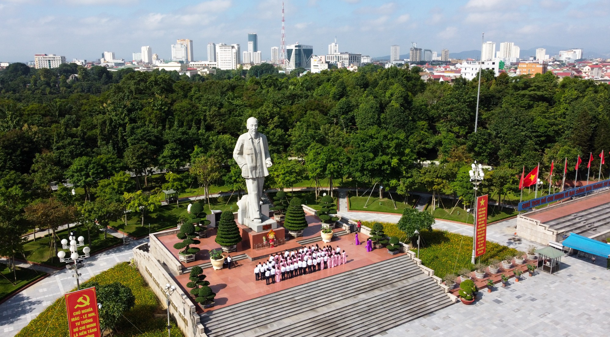 j4lrenx5xw7a4y83xvhky3xfo1ru-quang-truong-ho-chi-minh-2-1788166799.jpg