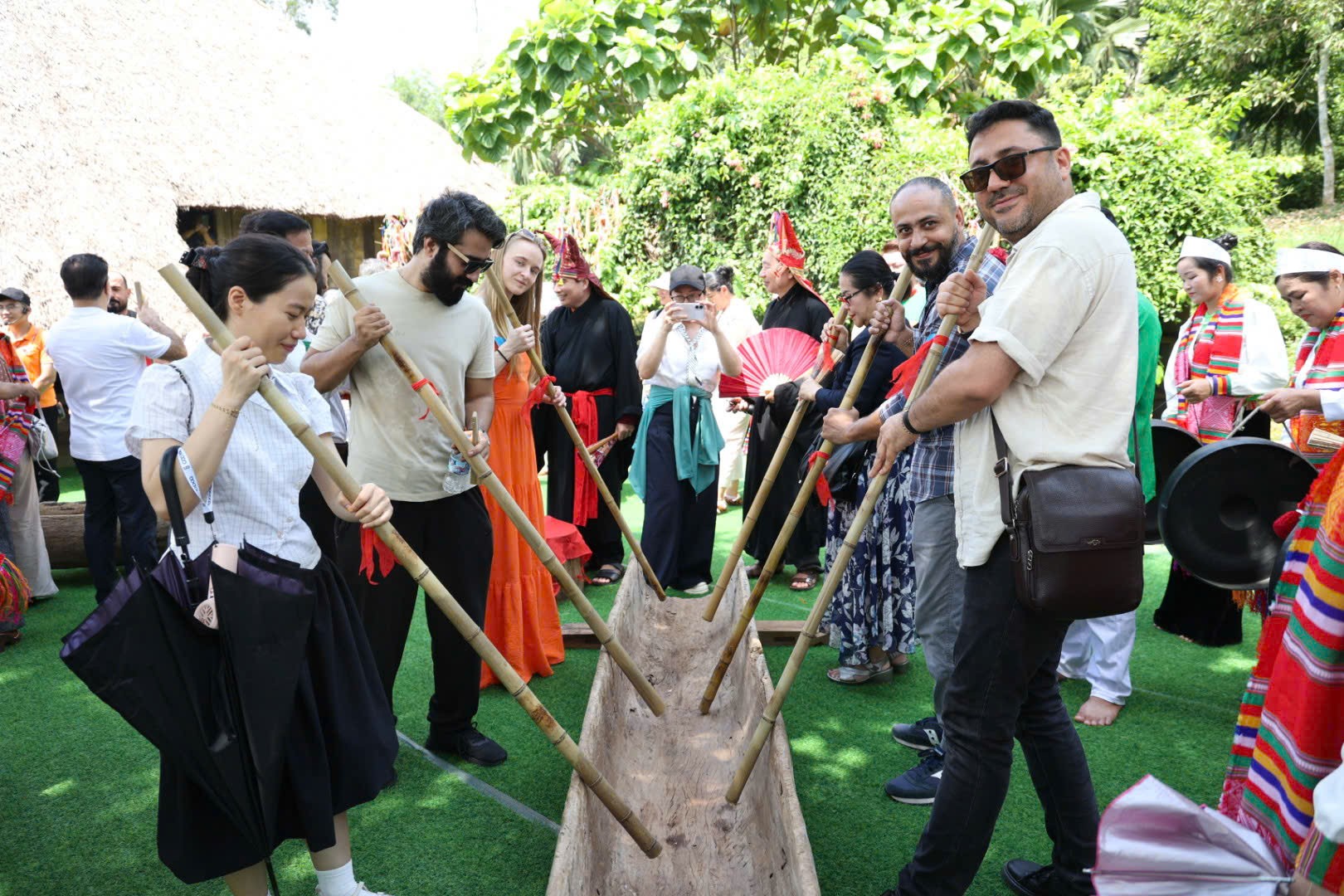 Làng Văn hóa - Du lịch đón đoàn đại biểu trong khuôn khổ Lễ hội Văn hóa thế giới