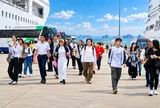 Vịnh Hạ Long đón gần một vạn khách mỗi ngày, tín hiệu vui mùa du lịch thu-đông