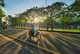 Thành phố một sớm mai! Khi ánh đèn còn bỏ sau những ồn ào, hối hả!
