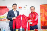 Chủ tịch Ủy ban Olympic Việt Nam Nguyễn Văn Hùng tiếp lửa cho Đoàn Thể thao Việt Nam trước giờ xung trận tại ASIAD 20