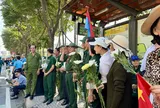 Hình ảnh dòng người lặng lẽ, trang nghiêm tiễn đồng đội đoạn đường cuối