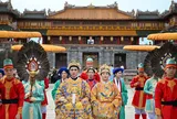 Áo dài Việt khoe sắc giữa Hoàng thành Huế