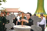Phó Thủ tướng Phạm Thị Thanh Trà dâng hương Khu tưởng niệm 16 thanh niên xung phong tại bến phà Long Đại II