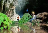 Ngỡ ngàng hồ canxi xanh ngọc như ruộng bậc thang trong hang động dài hơn 3km