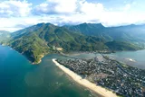 Theo dấu chân đến Vịnh đẹp Lăng Cô, hè này không đi thì tiếc cả năm