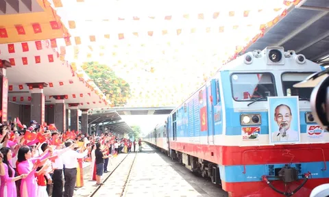 Đà Nẵng rực rỡ cờ hoa đón “Đoàn tàu Thống Nhất”
